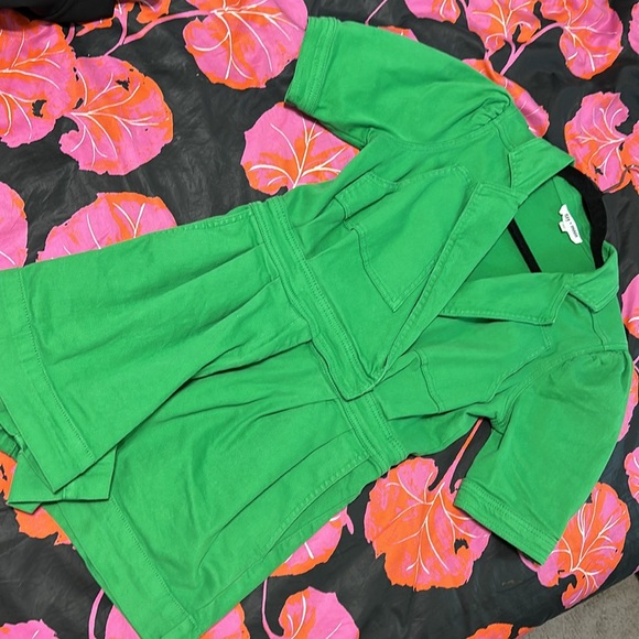 Day + Moon green shorts romper with pockets and snap waist - Picture 2 of 13